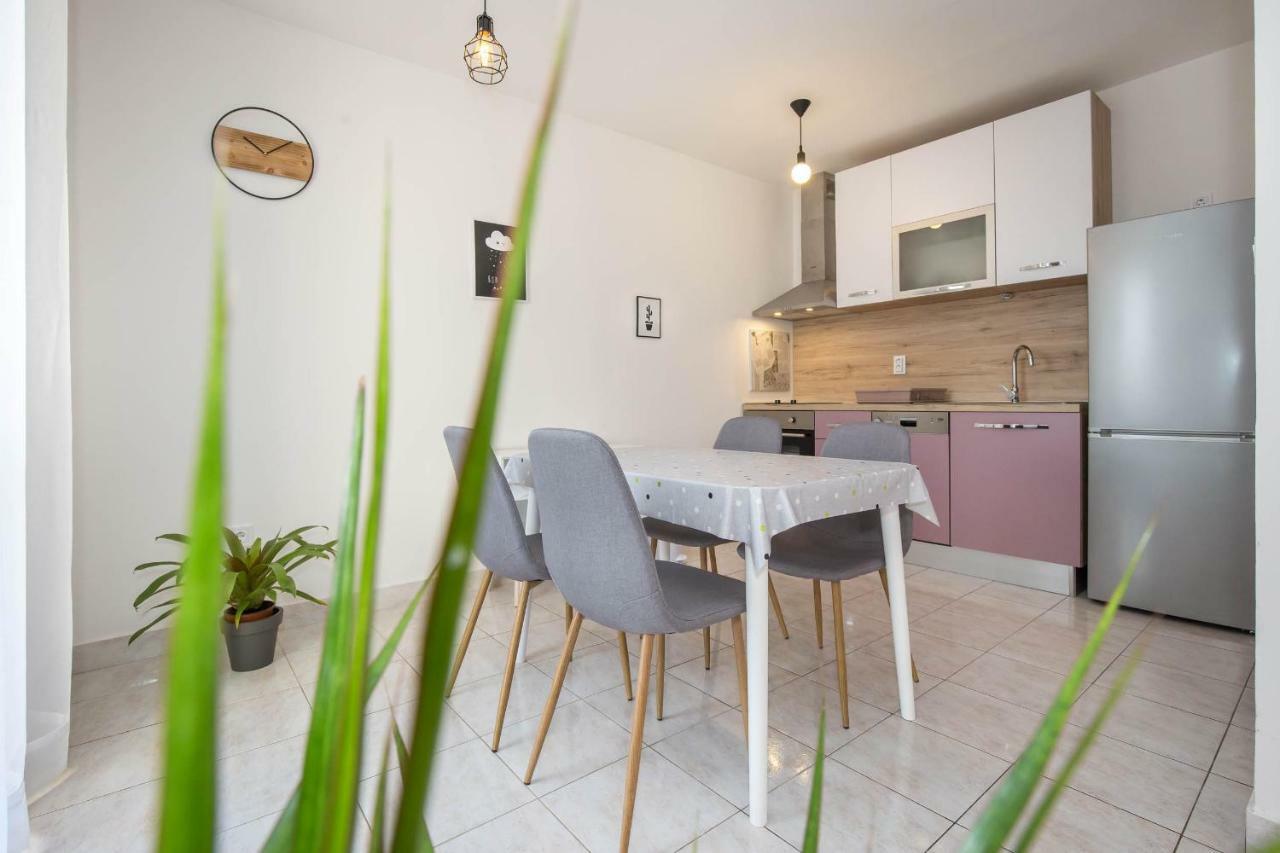 Apartman Sesna Bol Eksteriør billede